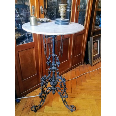Żeliwny stolik z marmurowym blatem. Bogata ornamentyka. XIX wiek.